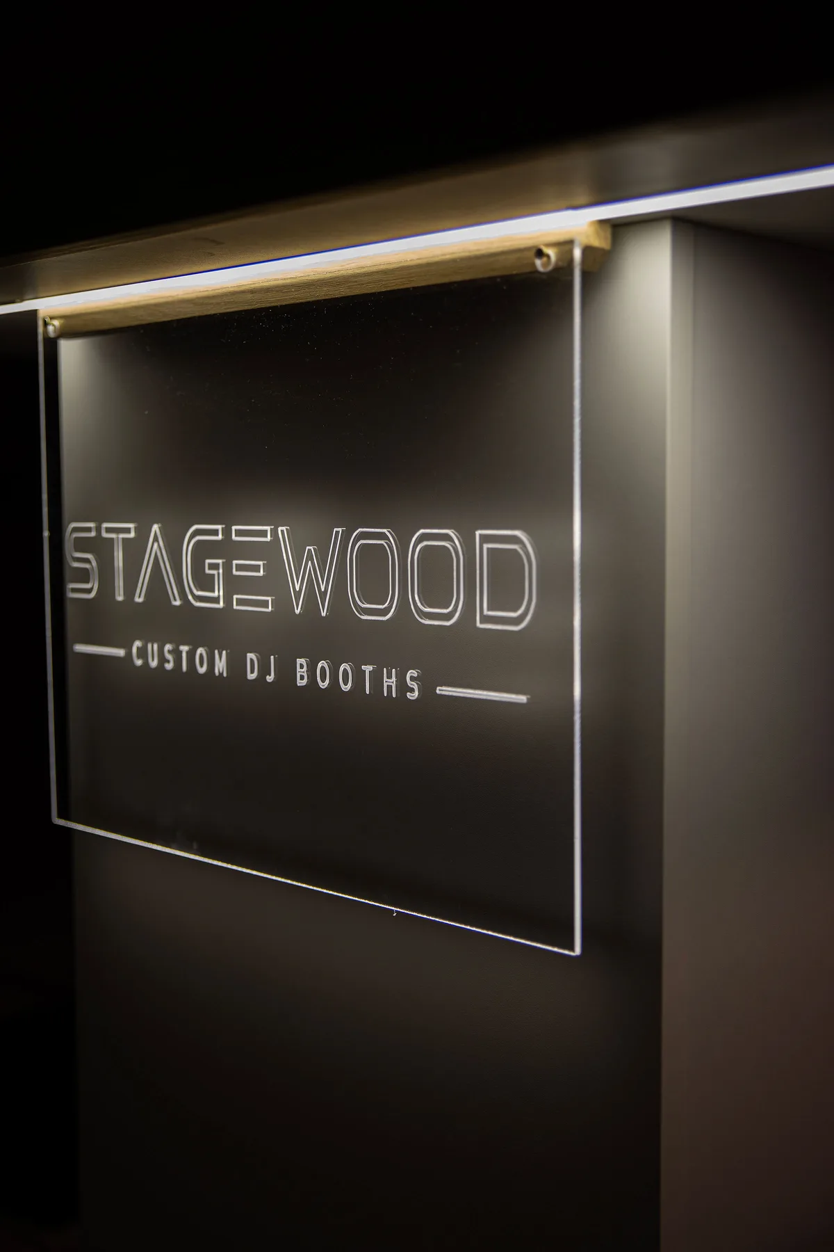 Mono világító Stagewood logópanelje.